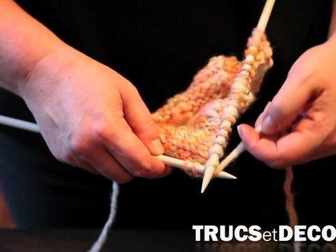 Tricoter des maille l'endroit en tricot par TrucsetDeco.com