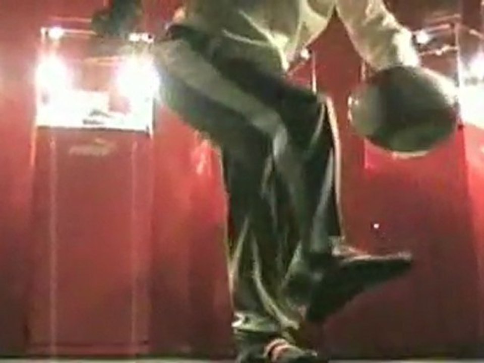 Victor Rubilar freestyle with 5 footballs!