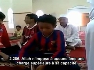 Un enfant pleure en récitant la fin de la Sourate Al-Baqarah