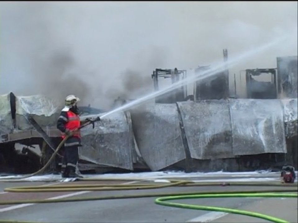 MONTCEAU :  2 poids-lourds s'embrasent sur la RCEA