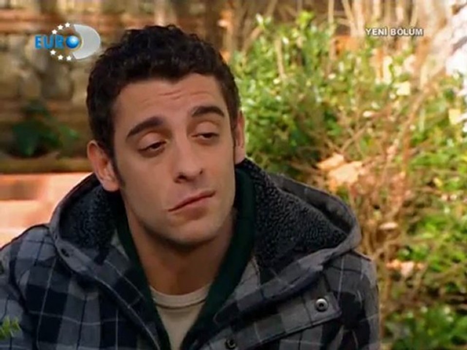 aslı efe konagın Önündeki Konusma