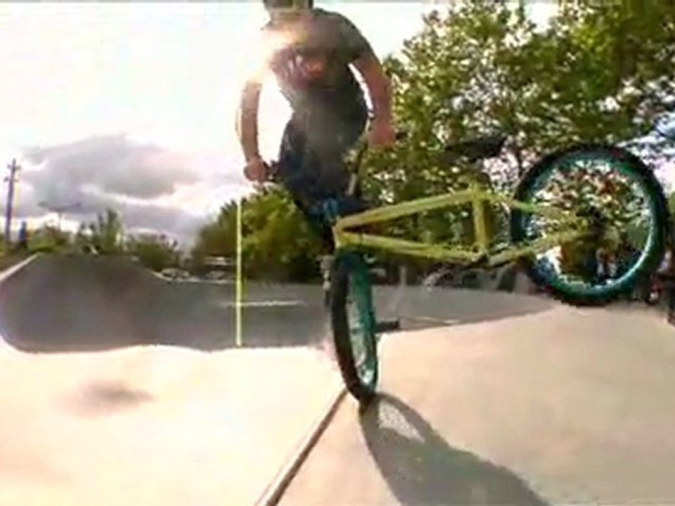 Levi.com/BMX 2008 Clip of the Week 17 "Zack Warden How-To Footjam Tailwhip"