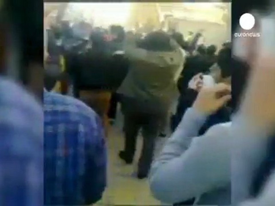 Duros enfrentamientos entre policía y manifestantes en...