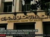 En Egipto, empleados bancarios realizan huelga