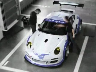 La Porsche GT3 R Hybrid se déguise façon Facebook