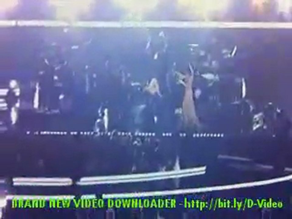 christina aguilera falls at grammy awards 2011