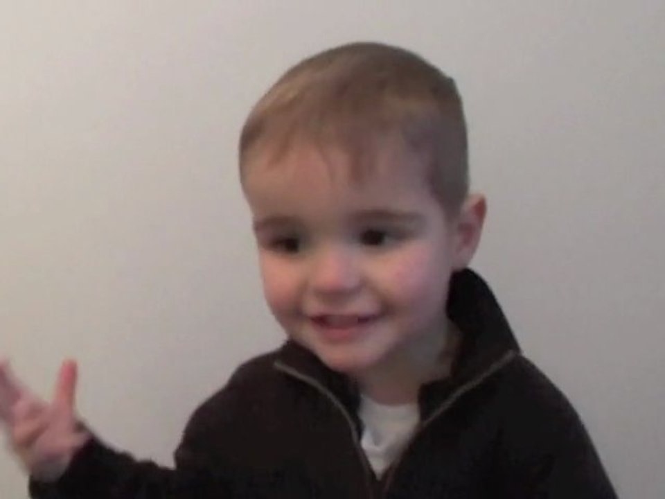 Gabriel souhaite un bon anniversaire à Papi 2011