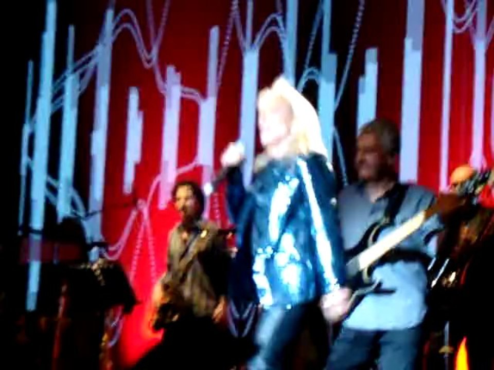 VERONIQUE SANSON 2011 LILLE ENTREE EN SCENE (ouverture sur le titre J'me fous de tout)