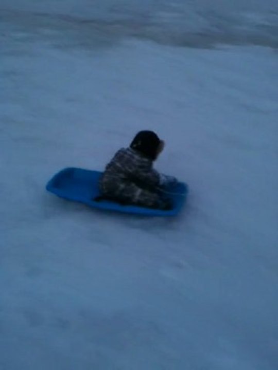 Jules tout seul en luge !!!