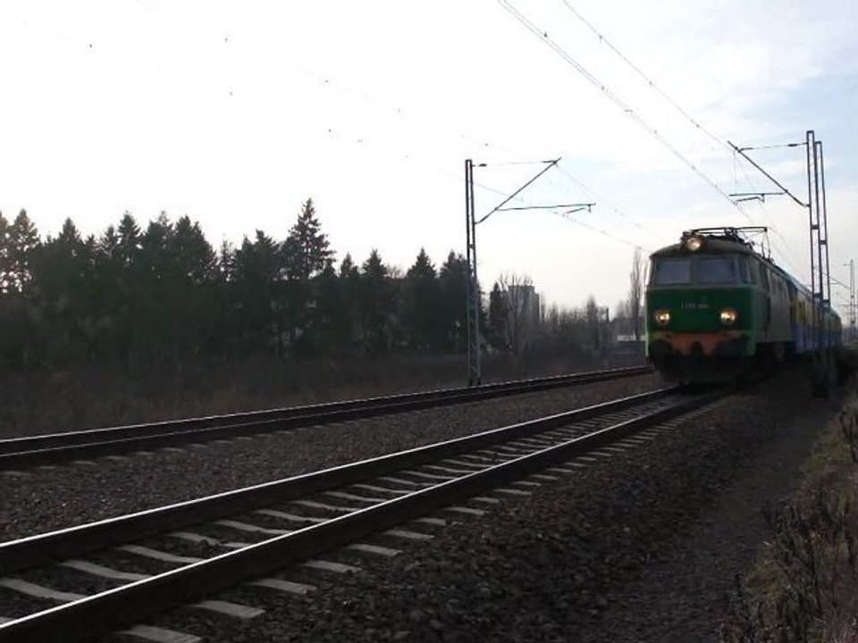 ET22 886 (leci po niewłaściwym torze)