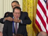 Etats-Unis: Barack Obama décore l'ex-président George Bush père