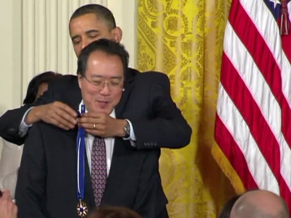 Etats-Unis: Barack Obama décore l'ex-président George Bush père