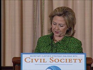 Clinton praises democratic moves in Mideast
