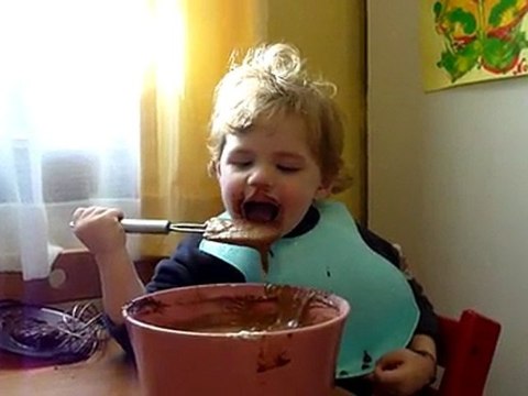 noé fait et mange le gateau d'anniv de maman