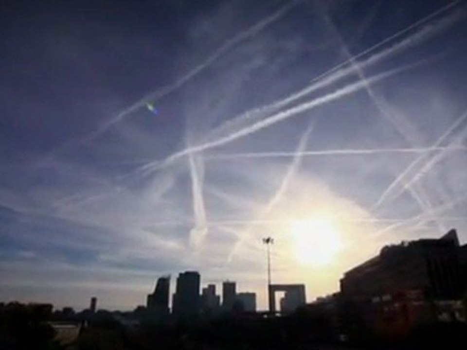 Max Boublil clash Alibi Montana ( chemtrail vs contrail ) Paris france la défense