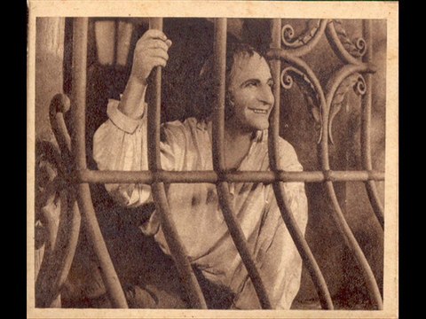 TOMÁS ALCAIDE CANTA A CANÇÃO «O AMOR É CEGO E VÊ»