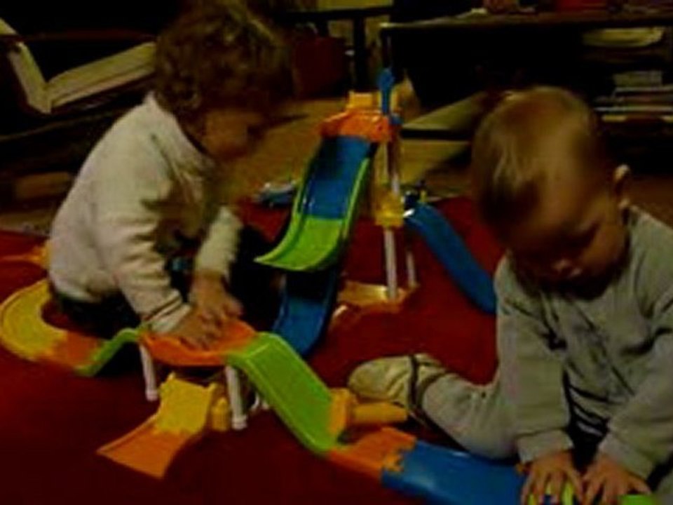 noé-fanny joue au circuit de voiture