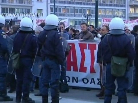 Транспортники Греции бастуют у стен парламента