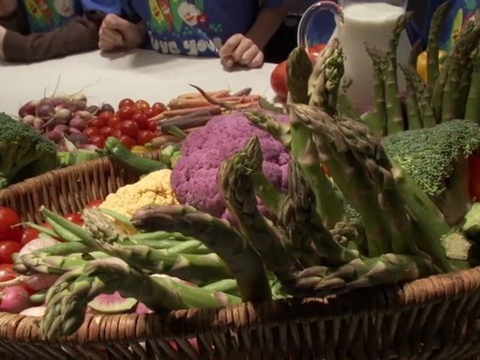 Angie Harmon Teaches Kids to Eat Healthy
