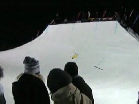 Simon Dumont airs it out to 30 feet, Wipeouts out pretty hard