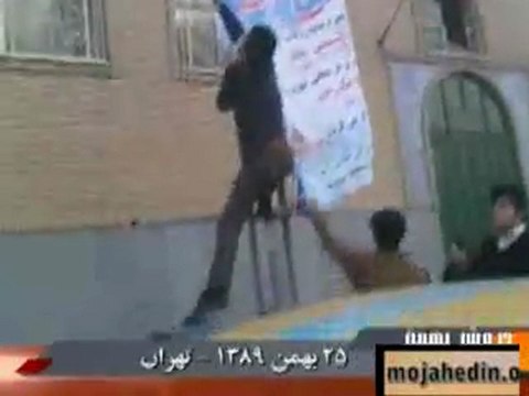 خروش بهمن ـ پاره کردن عکس خامنه‌ای و خمینی ـ 25ته