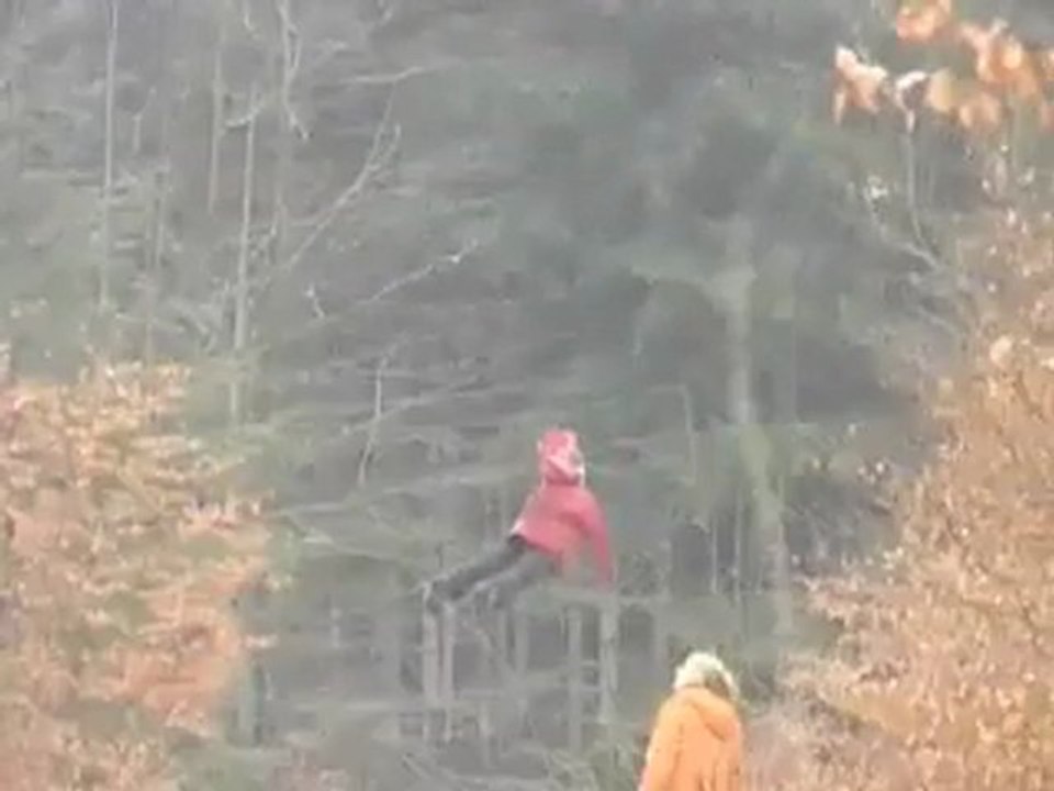 Une jeune fille en lévitation dans une forêt en Russie