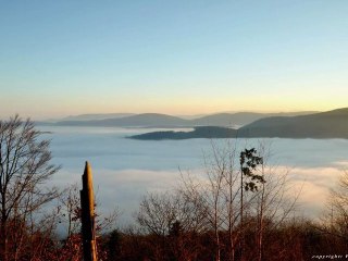 Time-lapse mer de brouillard sur la vallée de villé