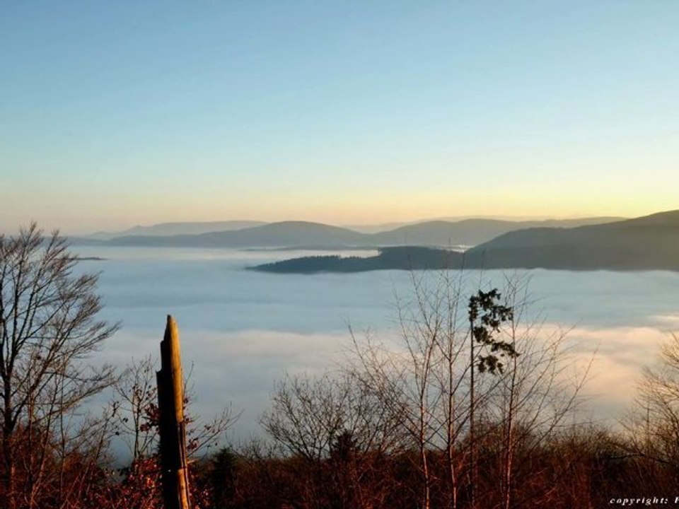 Time-lapse mer de brouillard sur la vallée de villé