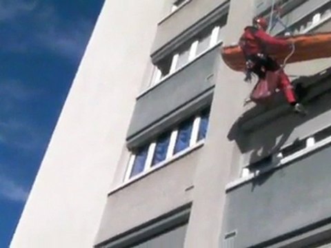 Elle passe par la fenêtre du 6eme étage