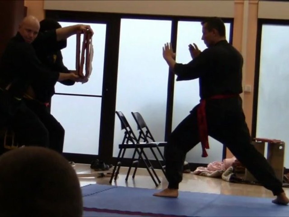 [Nam-Ho-Quyen] Casse de 3 tuiles en coup de pied latéral