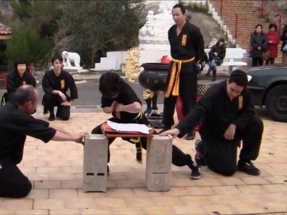 [Nam-Ho-Quyen] Casse de 2 tuiles au coude par Alexandre