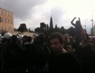 Διαδηλωτές κατά αστυνομικών