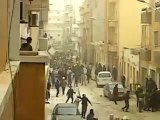 Libia - I mercenari di Gheddafi bastonano la folla