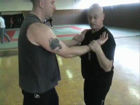 karaté self-défense kobudo krav-maga Draguignan club Léo Lagrange Philippe Bouvier 02self krav étranglement à 2 mains