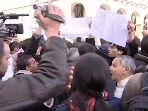 Algérie: le centre d'Alger bloqué, manifestants repoussés