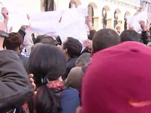 Algérie: le centre d'Alger bloqué, manifestants repoussés
