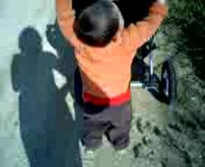 je pousse la poussette tout seul