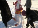 les enfants font des bonhommes de neige