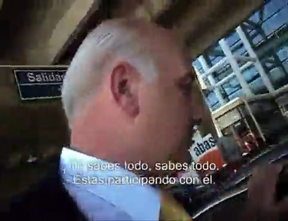 David_Rockefeller_confronted_at_Chilean_Airport