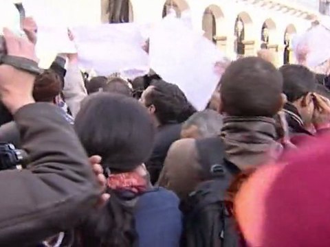 Protesters brave riot police in Algerian capital