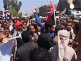 Yemen'de protestocular ilk kez silah kullandı