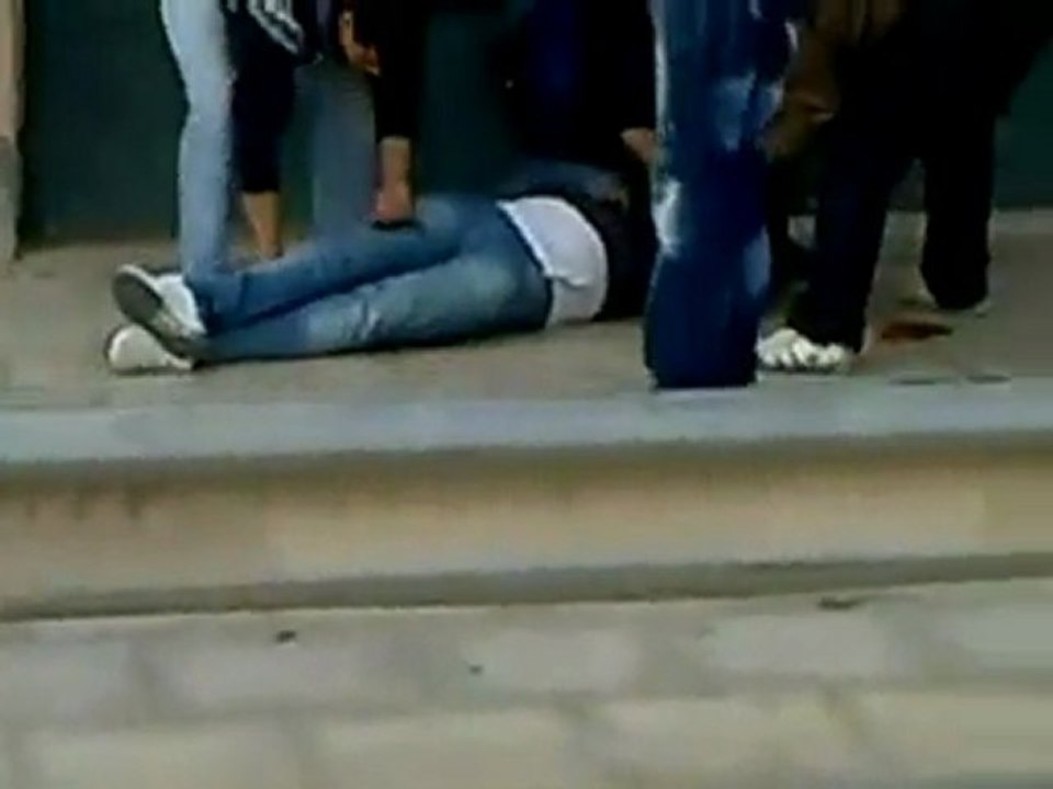 Libyan soldiers 'turn on Gaddafi'