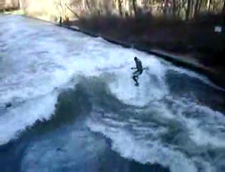 River surfing in Munich 1