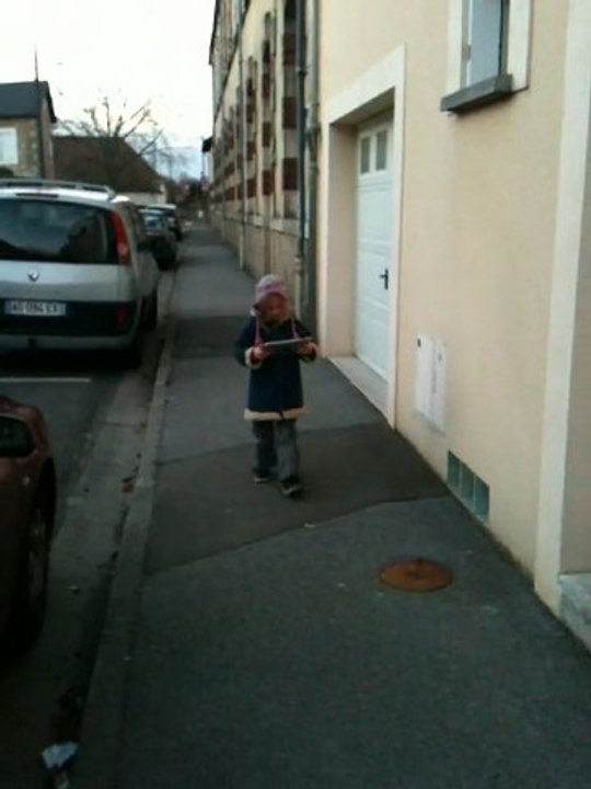 camille_ipad_ne_regarde_pas_devant_elle