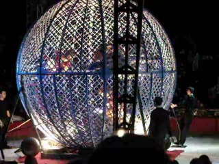 Motards dans une boule