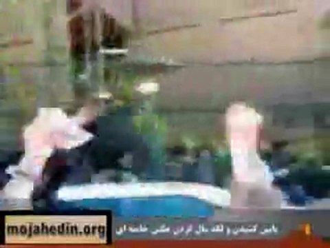 خروش آزادی ـ پایین کشیدن و لگدمال کردن عکس خامنه‌
