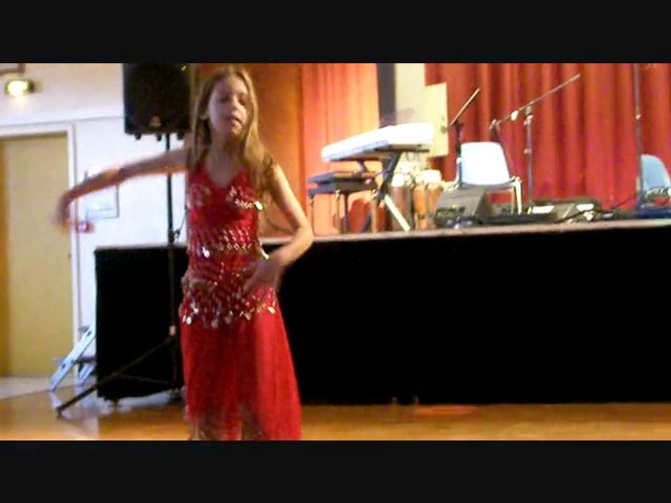 ALYCIA danseuse de l'association Cinquième Art avec hayette