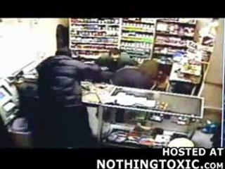 Secretario le dispara a ladrones