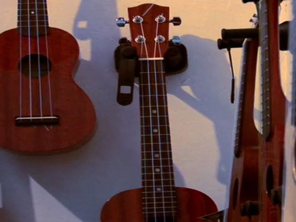 ¡CON EL UKELELE HAWÁI PARECE ESTAR A LA VUELTA DE LA ESQUINA