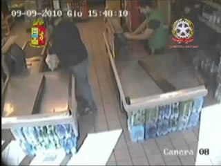 Roma - Tre colpi in un supermercato, le telecamere lo incastrano